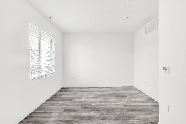 Foto del edificio - 1249 W 39th Pl