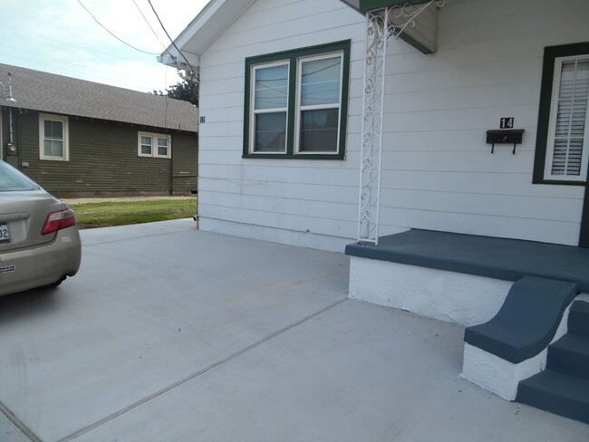 Building Photo - RECENTLY UPDATED 2 BEDROOM IN HARAHAN