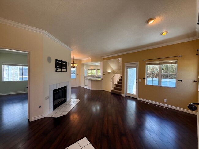 Foto del edificio - Bright 3BD/3BA Home in Scripps Ranch with Two Balconies, Private En-Suite Baths & Community Pool