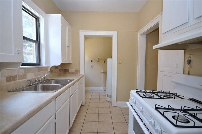 Building Photo - 2418 Truxillo St