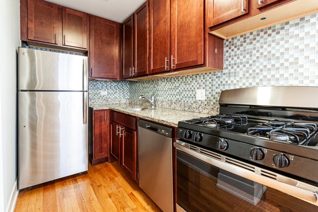 Building Photo - 435 W Roscoe St