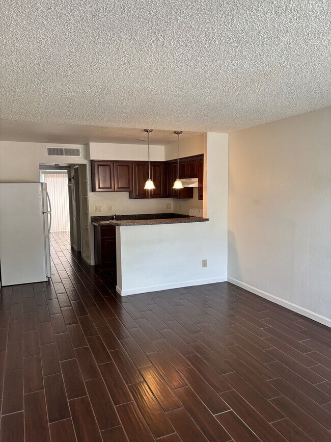 Foto del edificio - Available Now!