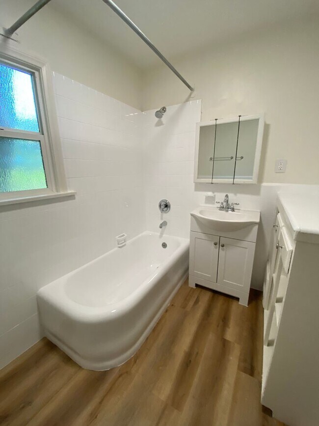Foto del edificio - $1,695 - Charming Studio Apartment located...