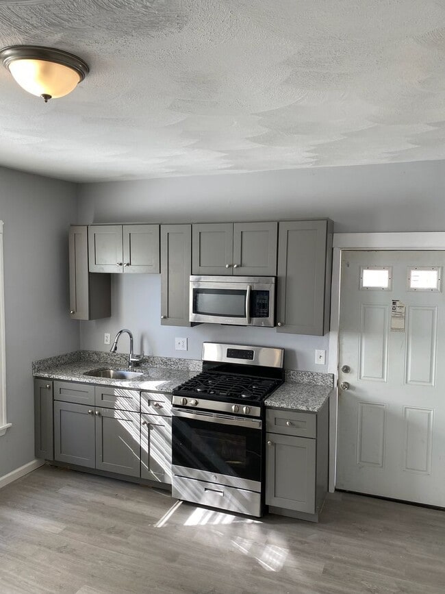 Building Photo - 22 Downer Ave