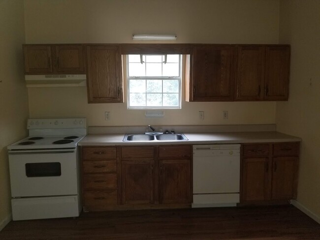 Kitchen with stove, dishwasher - 2355 Cumming Rd