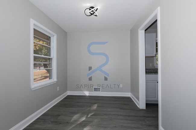 Building Photo - Move in before October 31st and choose you...