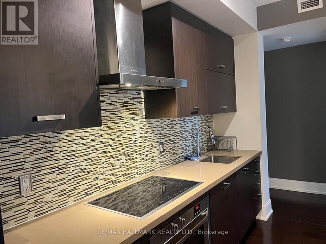 Photo du bâtiment - 560 Front St W