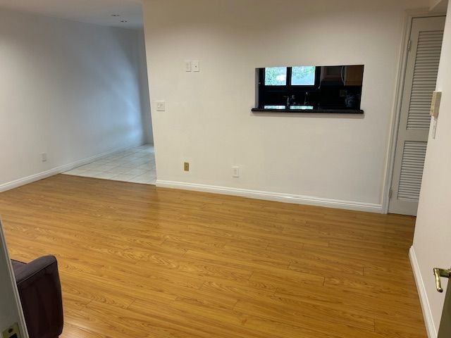 Foto del edificio - 4000 W Victory Blvd