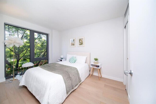 Foto del edificio - 13680-136-41 41st Ave