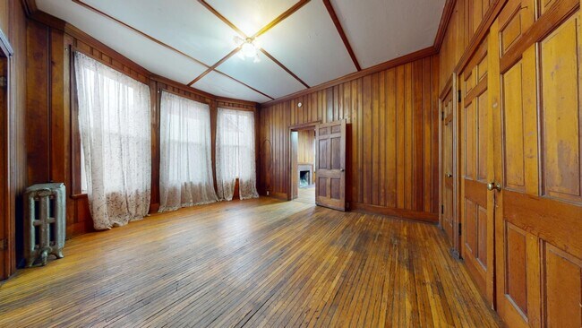 Foto del edificio - Coming soon! Huge house with garage