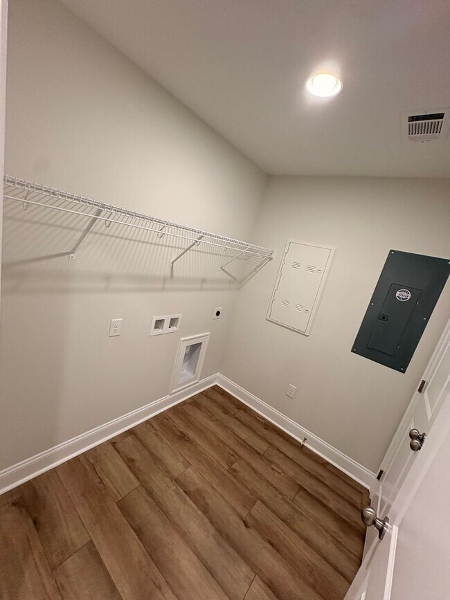 Building Photo - 104 Alva Ct