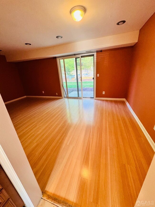 Building Photo - 4444 Sayre Dr