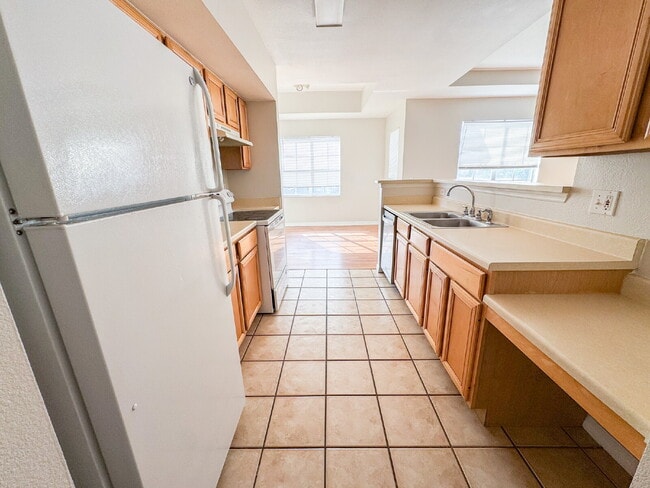 Foto del edificio - "Spacious & Stylish 3-Bed, 2-Bath Condo Retreat  close to downtown Sarasota. Gated, Luxury Commun...