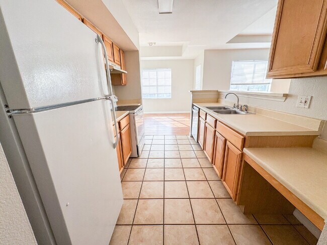 Building Photo - "Spacious & Stylish 3-Bed, 2-Bath Condo Retreat  close to downtown Sarasota. Gated, Luxury Commun...