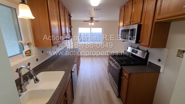 Foto del edificio - Very Clean 3 Bedroom 1.5 bath, 2 Car Garag...