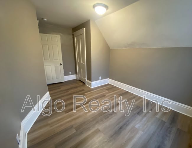 Building Photo - 2211 Queen Ave N