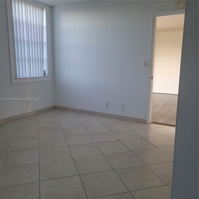 Building Photo - 1920 Sabal Palm Dr
