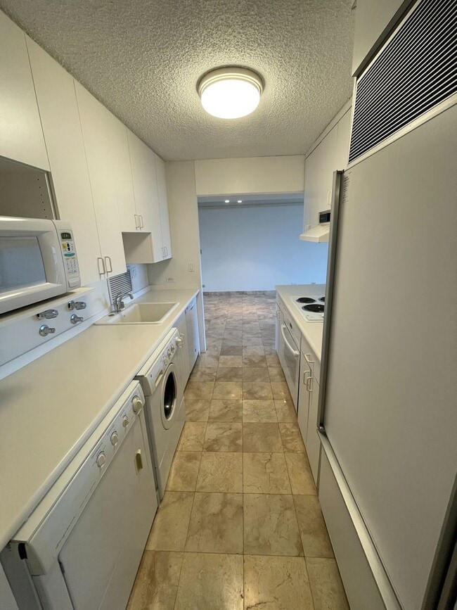 Building Photo - 2 bed, 2 bath at the Marco Polo. Dont miss...