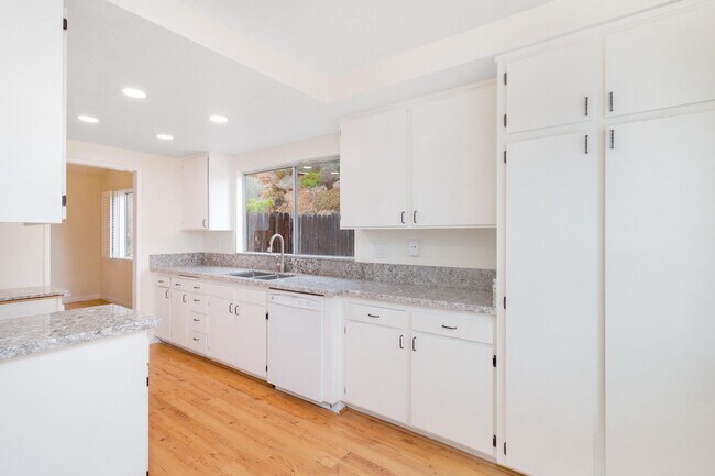 Building Photo - Renovated Two Bedroom House in Country Clu...