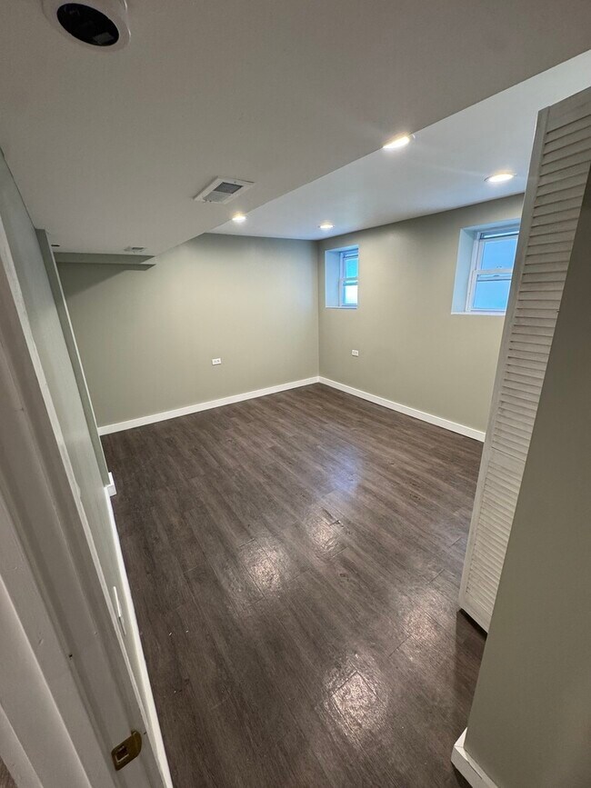 Foto del edificio - 4941 N Menard Ave