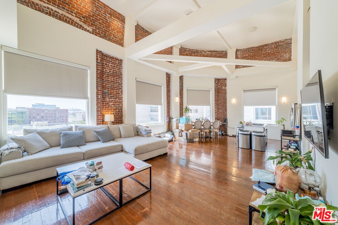 Foto principal - 257 S Spring St