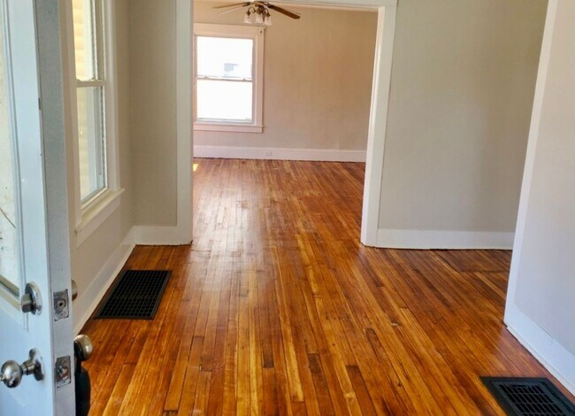 Building Photo - Newly Remodeled City 3-Bedroom Single Family Home