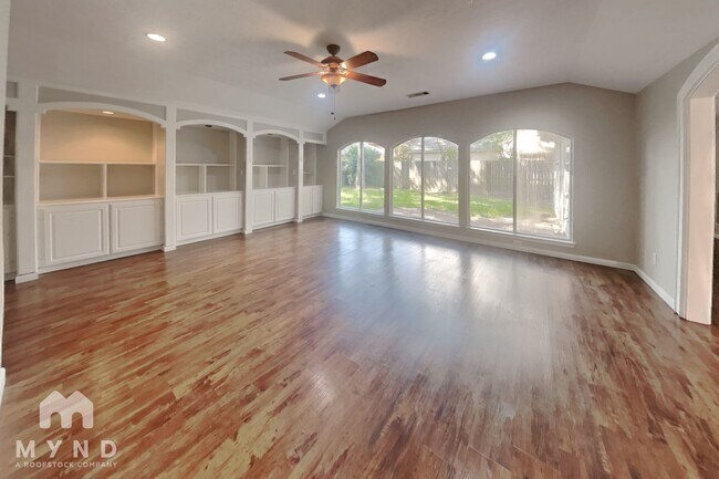 Foto del edificio - 16915 Misty Creek Dr