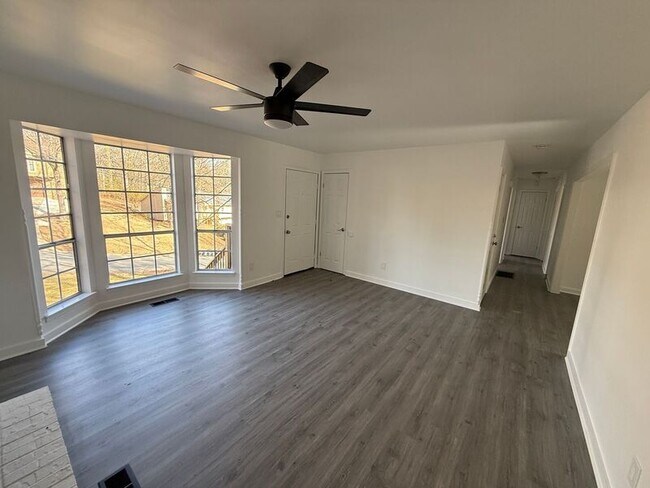 Foto del edificio - 821 7 Springs Dr