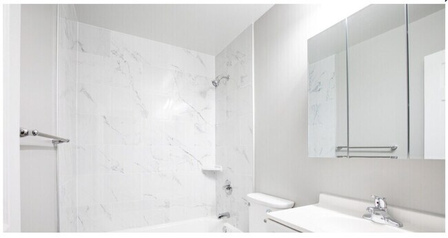 Baño - Reno - Maple Crest Apartments at Dix Hills