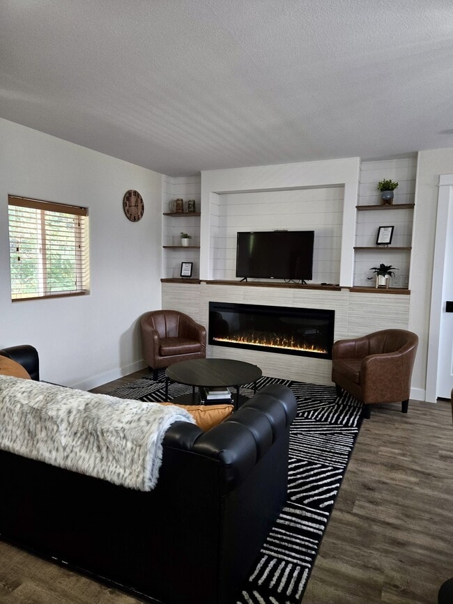 Building Photo - 43143 Riverview Dr