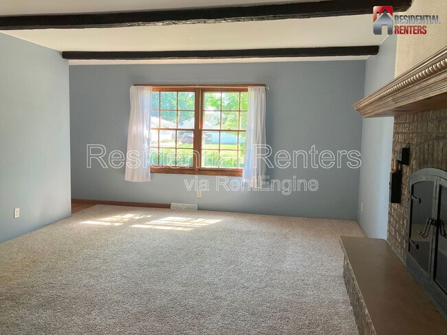 Building Photo - 257 S Regis Rd