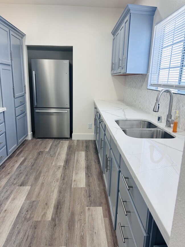 Cocina reformada con mucho espacio en la encimera. - 4041 1/2 W 21st St