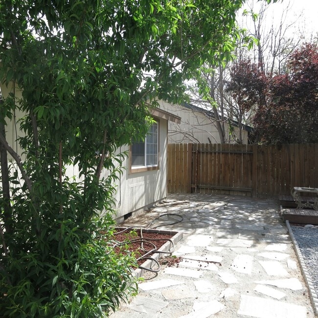 Building Photo - 3 Bedroom 2 Bath