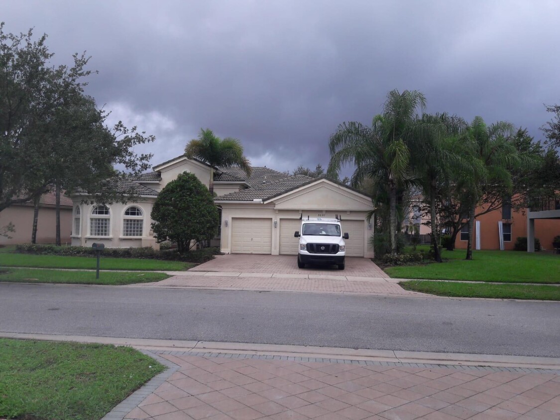 Primary Photo - 9250 Pineville Dr