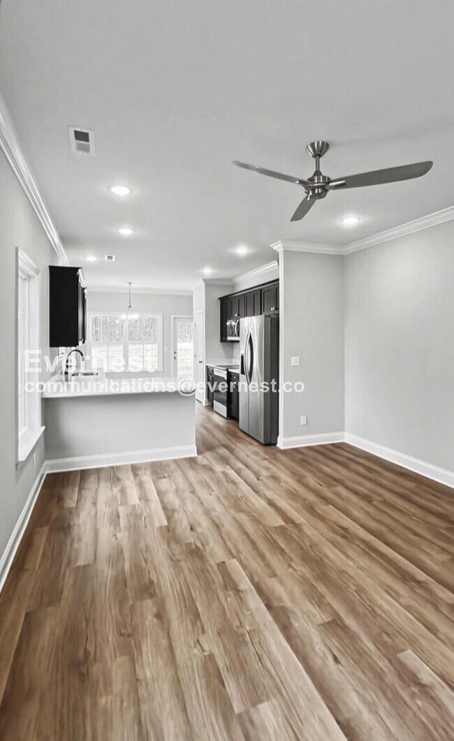 Foto del edificio - 2 Bed/2 Bath Townhome with Off-Street Parking / Pet-Friendly / Available Now!