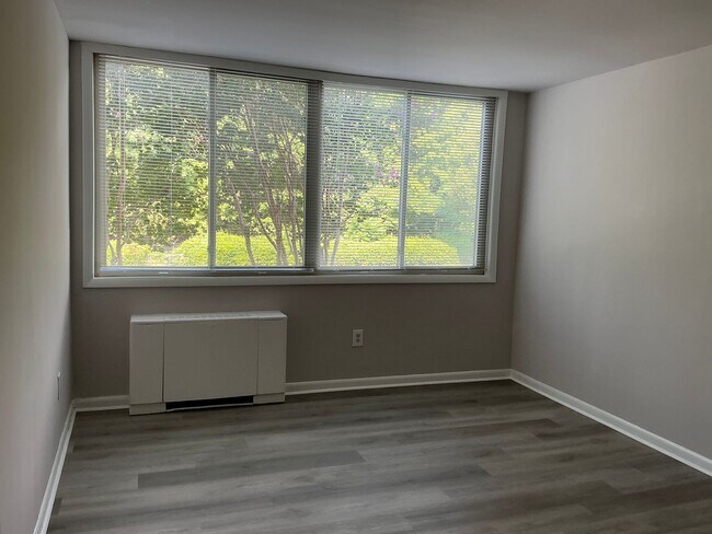 Foto del edificio - 2-bedroom corner luxury apartment offers a blend of coziness, functionality, storage and style.