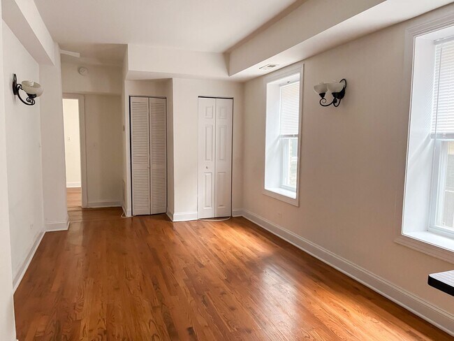 Foto del edificio - Uptown - 2 Bed / 2 Bath - Central Heat & AC