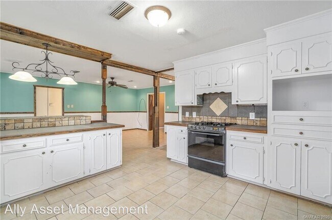 Building Photo - 4 br, 3 bath House - 3301 Sandra Dr.