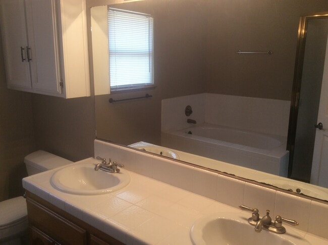 Building Photo - 9400 Huntsman Oak Ct