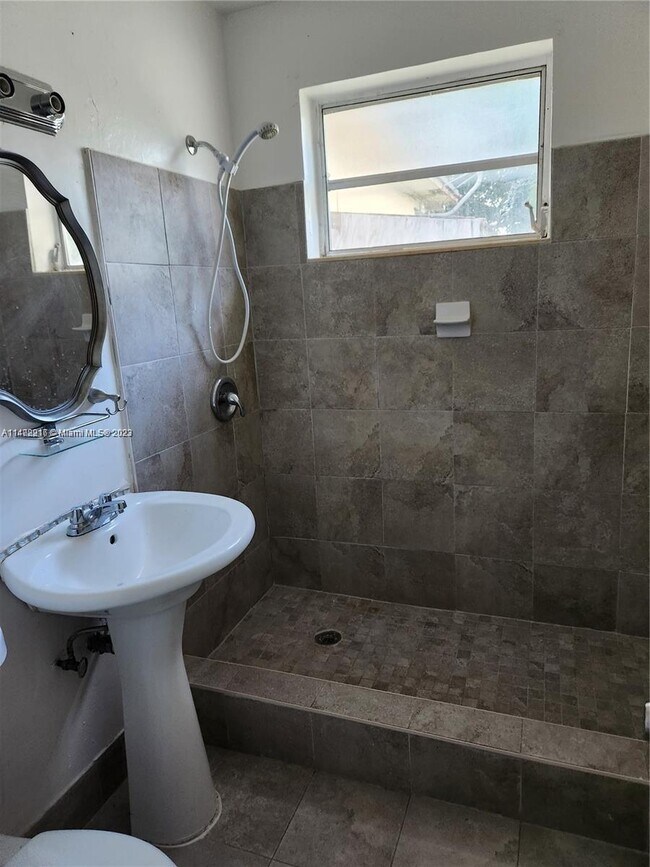 Foto del edificio - 1351 NE 154th St
