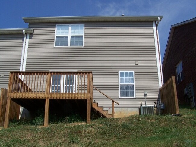 Building Photo - 3 bed, 2 bath, 2 car garage townhouse w/ bonus room in West Knoxville