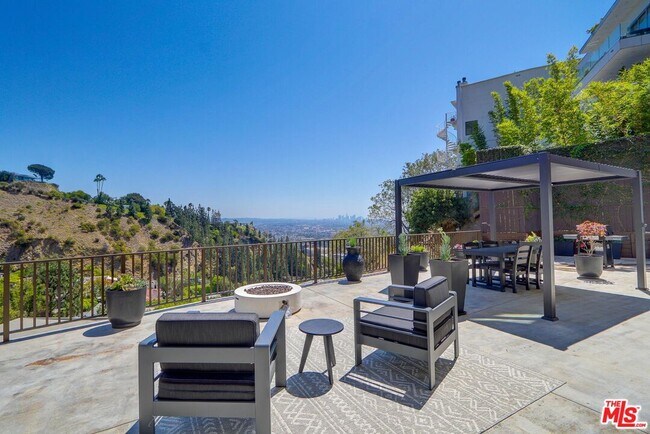 Foto del edificio - 8528 Hillside Ave