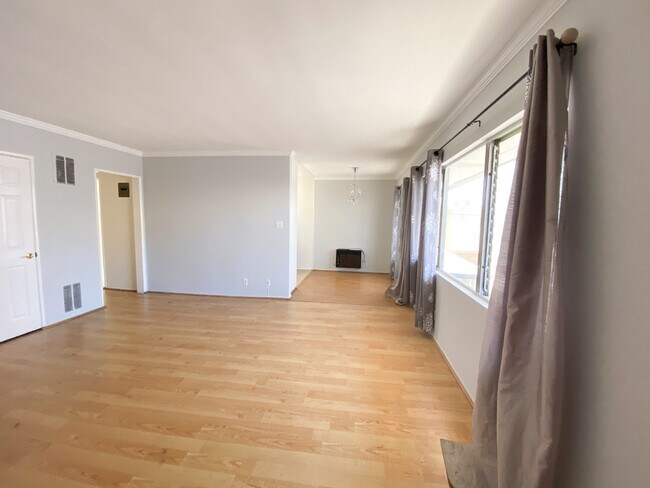 El área de estar con alcoba de comedor. - 1044 N Orange Grove Ave