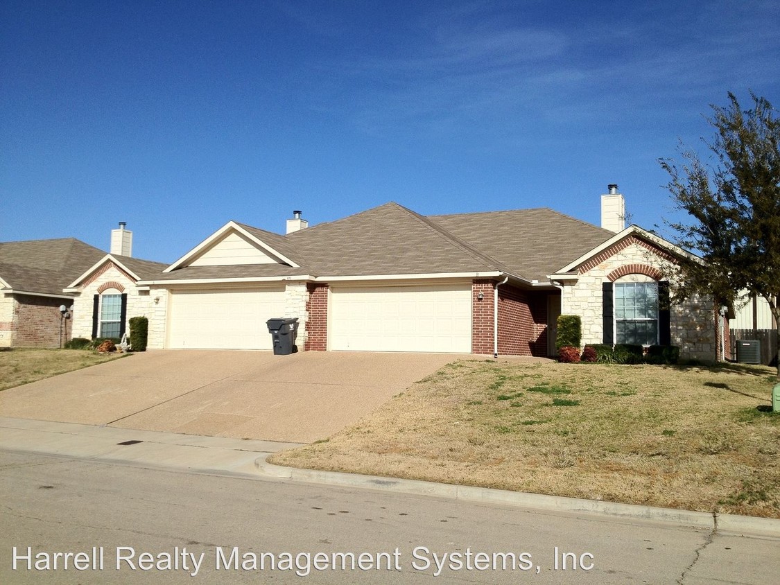 Primary Photo - 301 Chapel Trail Cir