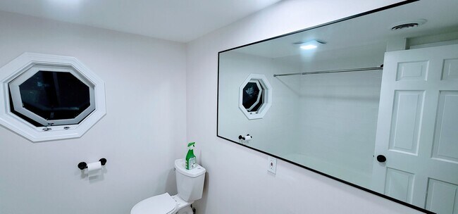 Foto del edificio - 3-Story Townhouse with Central Heat, AC and 2 Parking Spots Included