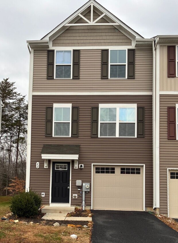 Foto principal - Beautiful 2019 End-of-Group Townhome – 3 Bed, 2 Bath, 1-Car Garage