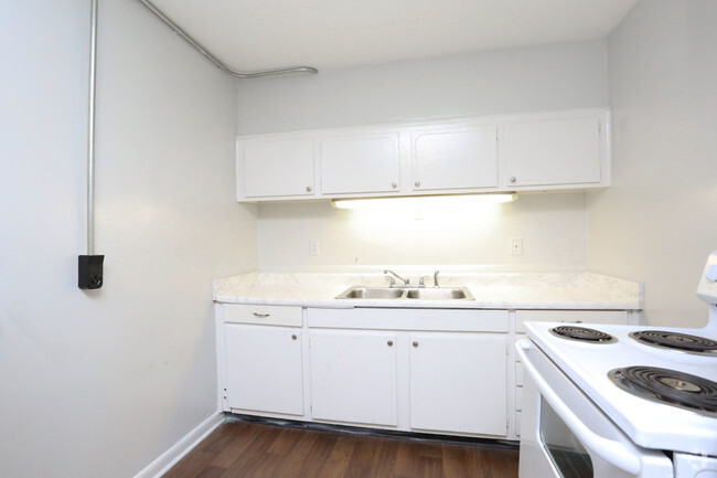 1BR, 1BA - 750 SF - Kitchen - Chateau Village Apartments