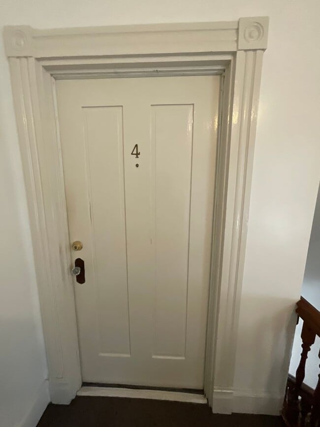 Building Photo - Adorable One Bedroom in Historic Downtown Portsmouth