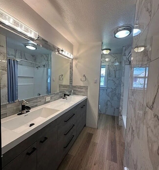 Foto del edificio - "Charming 3-Bed Oasis with Fireplace & Full Furnishing in Madras - 1408 Sq Ft of Comfort!"