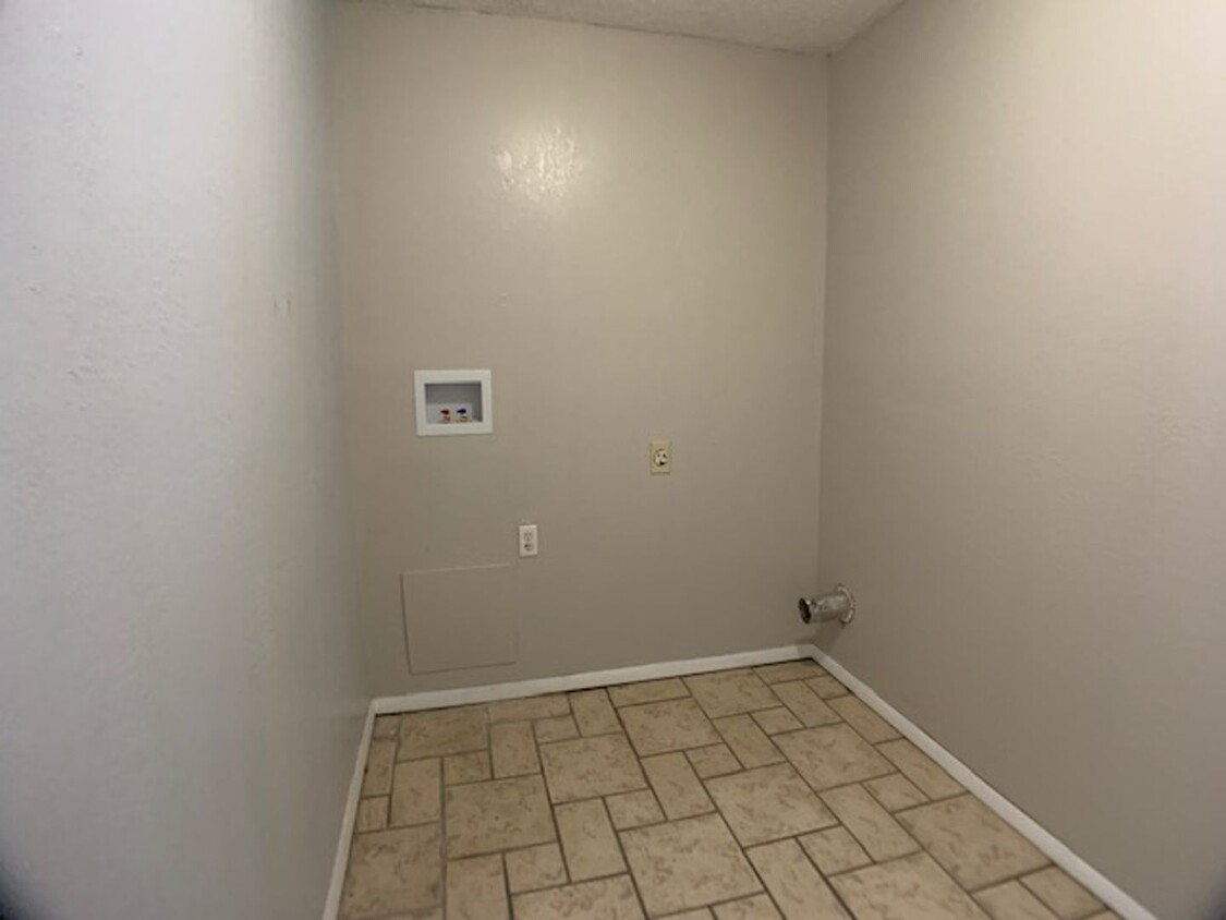 Move -in Special: Three Bedroom Moore! Be... - Move -in Special: Three Bedroom Moore!  Be...